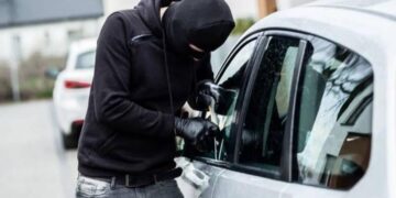 كندا.. لص يرفع دعوى ضد متجر أفشـــل محاولته لسرقة سيارة