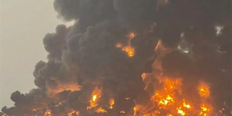 غارات إسرائيلية تضرب ميناء الحديدة اليمني