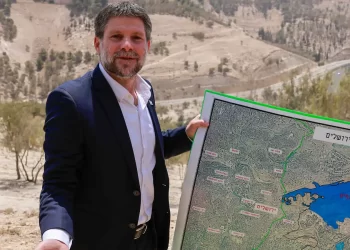 سموتريتش.. العمل جار على رسم خرائط ضم الضفة الغربية
