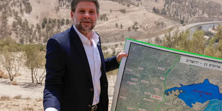 سموتريتش.. العمل جار على رسم خرائط ضم الضفة الغربية