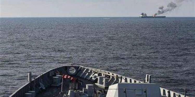سقوط مقذوف مجهول قرب سفينة في البحر الأحمر قبالة ميناء الحديدة اليمني