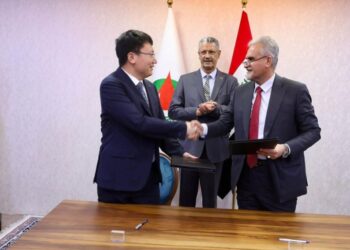 العراق يوقّع عقد إنشاء شبكة أنابيب لتوزيع مياه البحر إلى الحقول النفطية بطول 950 كم