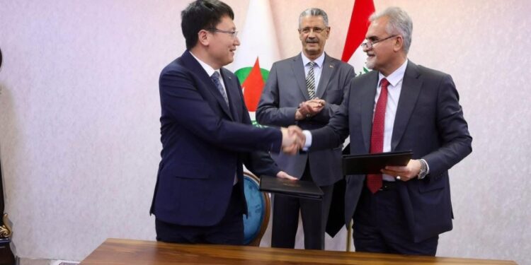 العراق يوقّع عقد إنشاء شبكة أنابيب لتوزيع مياه البحر إلى الحقول النفطية بطول 950 كم