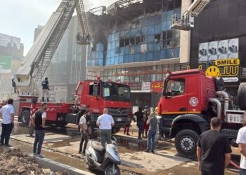 فرق الدفاع المدني تحكم سيطرتها على حريق داخل مبنى تجاري في شارع الربيعي