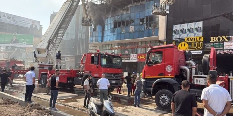 فرق الدفاع المدني تحكم سيطرتها على حريق داخل مبنى تجاري في شارع الربيعي
