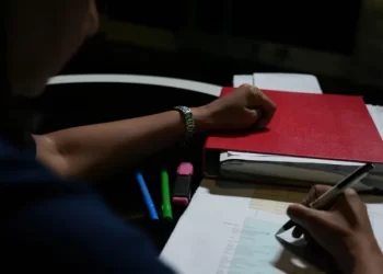 امرأة تخسر مئات الآلاف من الدولارات بسبب عملية احتيال رقمي