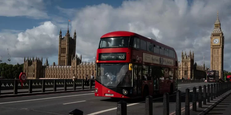 لندن.. إصابة 15 شخصا في تحطم حافلة ذات طابقين