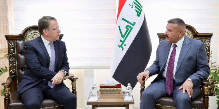 وزير الداخلية يلتقي سفيري فرنسا وأستراليا