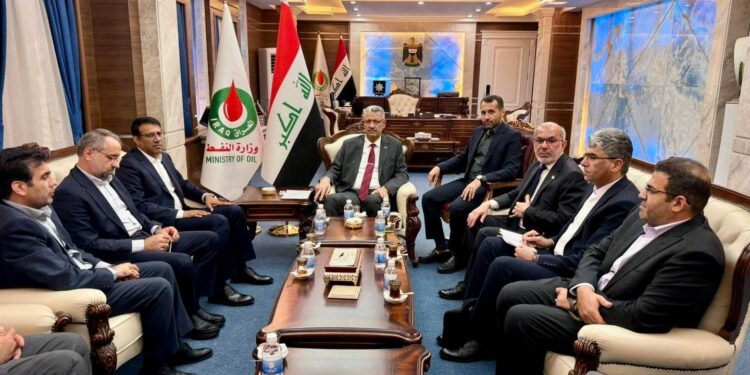 العراق وايران يبحثان آفاق التعاون بين البلدين في مجالات النفط والغاز والطاقة