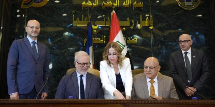 إعلام بغداد تبرم اتفاقية مع أكاديمية “فرانس ميديا موند” لتطوير المناهج وتدريب الاساتذة
