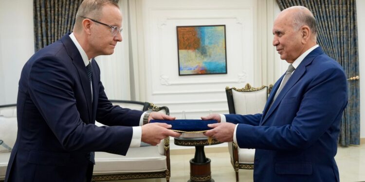 وزير الخارجية يتسلّم نسخة من أوراق اعتماد سفير فنلندا الجديد لدى العراق