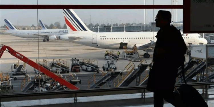 طائرة تدور في الجو لأكثر من ربع ساعة بسبب غفوة مراقب جوي