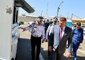 وزير الداخلية يطلع على عمل المركبات التخصصية الجوالة