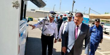 وزير الداخلية يطلع على عمل المركبات التخصصية الجوالة