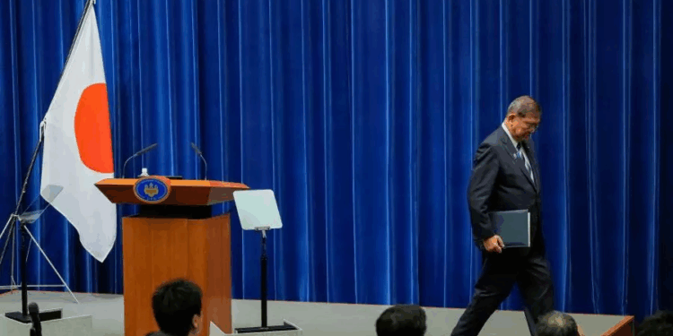 رئيس وزراء اليابان يعلن استقالته عن منصبه