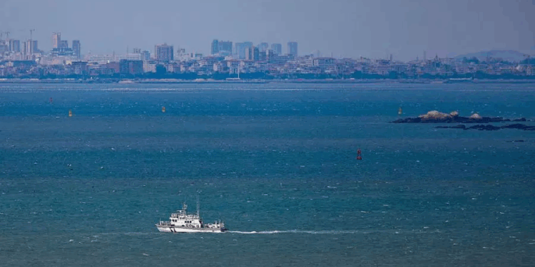 الصين تندّد بعبور سفينتين حربيتين من كندا وأستراليا مضيق تايوان