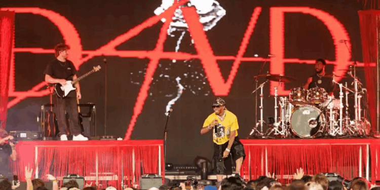 رائحة كريهة تفضح ما في سيارة مغني راب أميركي