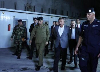 وزير الداخلية يجري جولة ميدانية ليلية في شارع المتنبي