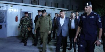 وزير الداخلية يجري جولة ميدانية ليلية في شارع المتنبي