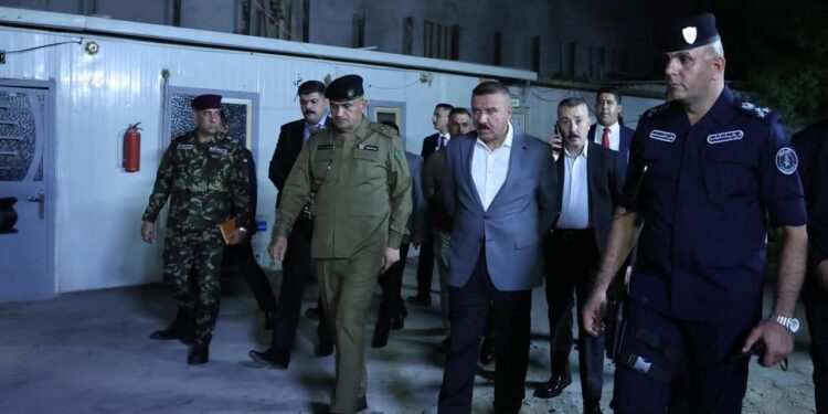 وزير الداخلية يجري جولة ميدانية ليلية في شارع المتنبي