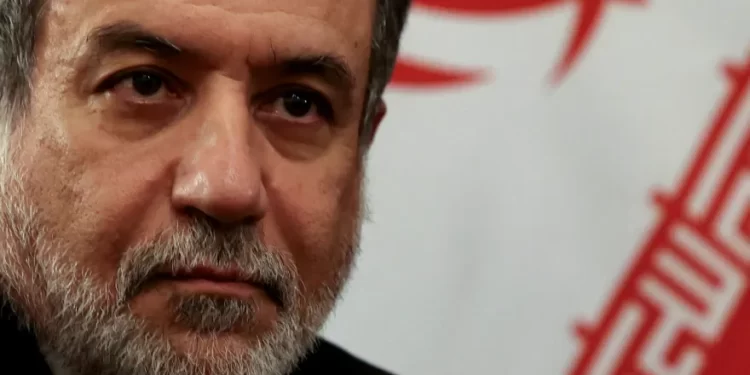 وزير خارجية إيران يتوجه إلى فيينا للقاء مسؤولين من الترويكا الأوروبية