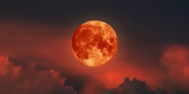 القمر الدموي يطل الليلة