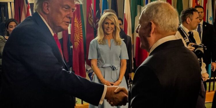 رئيس الجمهورية يلتقي الرئيس الأمريكي في نيويورك