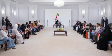السوداني يستقبل المواطنين العراقيين الذين أفرج عنهم الجانب السعودي