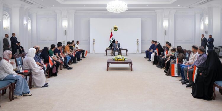 السوداني يستقبل المواطنين العراقيين الذين أفرج عنهم الجانب السعودي