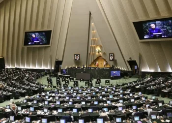 البرلمان الإيراني يناقش تغيير الاستراتيجية النووية