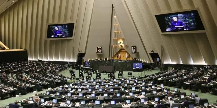البرلمان الإيراني يناقش تغيير الاستراتيجية النووية