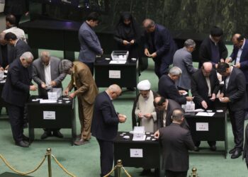  إيران.. يجب تطوير قنبلة نووية