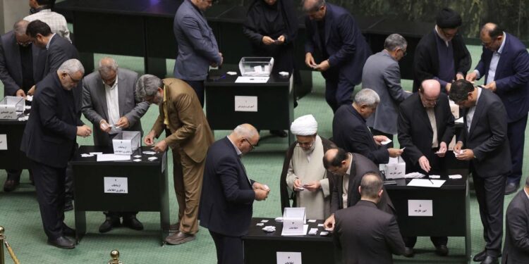  إيران.. يجب تطوير قنبلة نووية