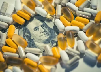 بريطانيا تعرض تنازلات في ملف الأدوية لتفادي الرسوم الأميركية