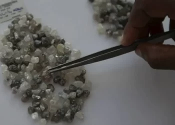 الألماس الصناعي يهدد بأزمة في إفريقيا