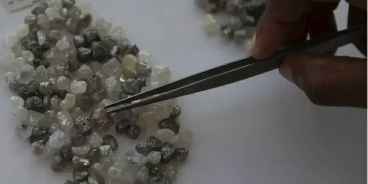 الألماس الصناعي يهدد بأزمة في إفريقيا