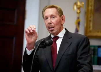 إيلون ماسك على وشك “فقـــدان لقبه” كأغنى رجل في العالم