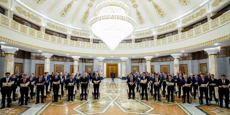 سفراء العراق الجدد يؤدون اليمين القانونية أمام رئيس الجمهورية