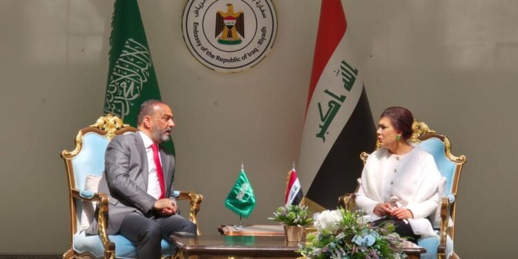 رئيس هيأة الإعلام والاتصالات يزور السفارة العراقية في الرياض