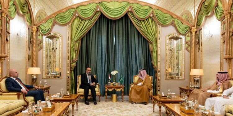 أبورغيف يلتقي نظيره السعودي ويبحثان تعزيز التعاون والتكامل الإقليمي في الاتصالات