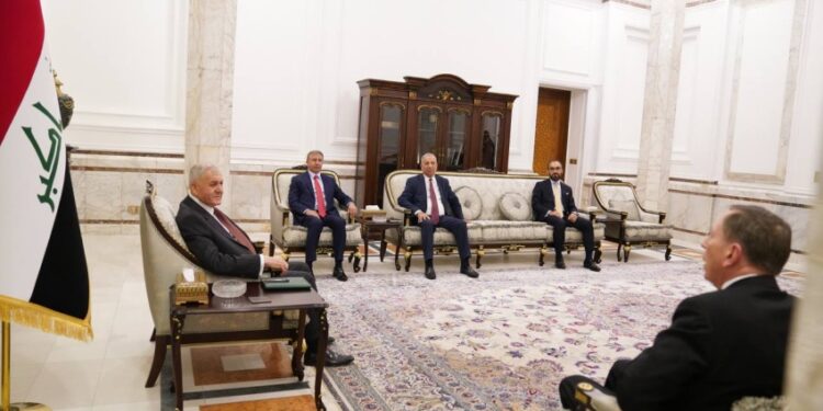 رئيس الجمهورية يؤكد أهمية تعزيز التعاون الاستراتيجي مع واشنطن خلال لقائه بترايوس