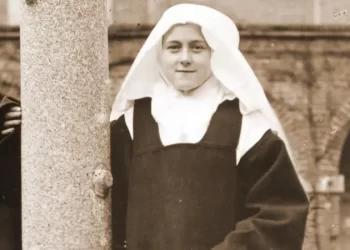 القديسة تريز الصغيرة “وردة المسيح” كتب لها العندليب الأسمر عبد الحليم حافظ لوحة شكر في كنيستها