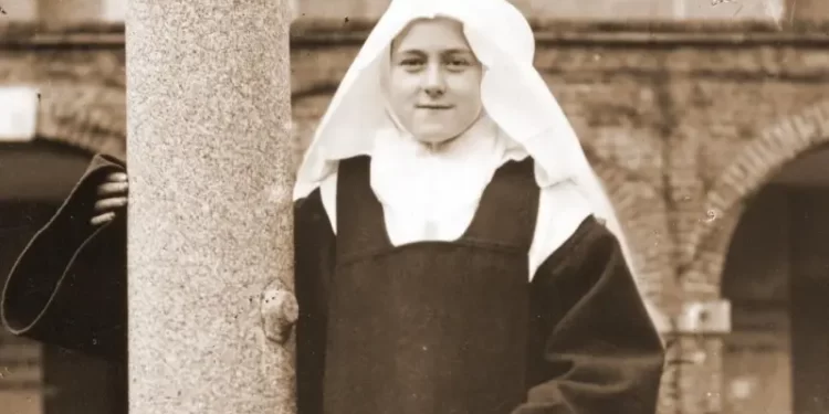 القديسة تريز الصغيرة “وردة المسيح” كتب لها العندليب الأسمر عبد الحليم حافظ لوحة شكر في كنيستها