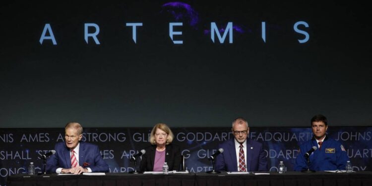 مفاعل نووي أميركي على القمر لــ”فك ألغاز الكون” أو تدميره