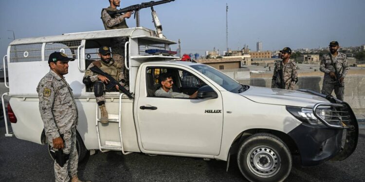 “طالبان – باكستان” تقتـــل 11 جنديا في هجوم على كمين أمني