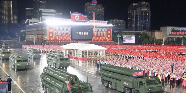 كوريا الشمالية تنظم عرضا عسكريا وتعرض صاروخا عابرا للقارات