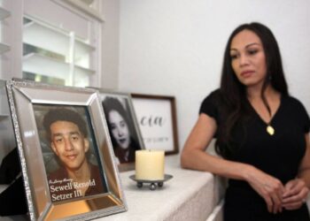 مواطنة أميركية تتهم “روبوتات الدردشة” بالتلاعب بنجلها قبل انتحاره