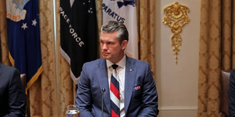 وزير الدفاع الأميركي يصدم الأوكرانيين بربطة عنق روسية