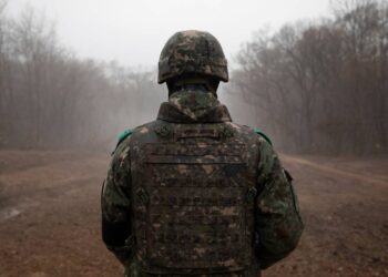 جندي كوري شمالي يهـــــرب إلى كوريا الجنوبية عبر الألغام