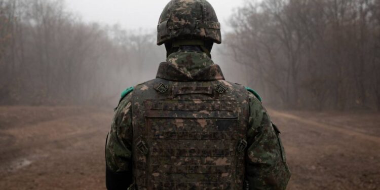 جندي كوري شمالي يهـــــرب إلى كوريا الجنوبية عبر الألغام